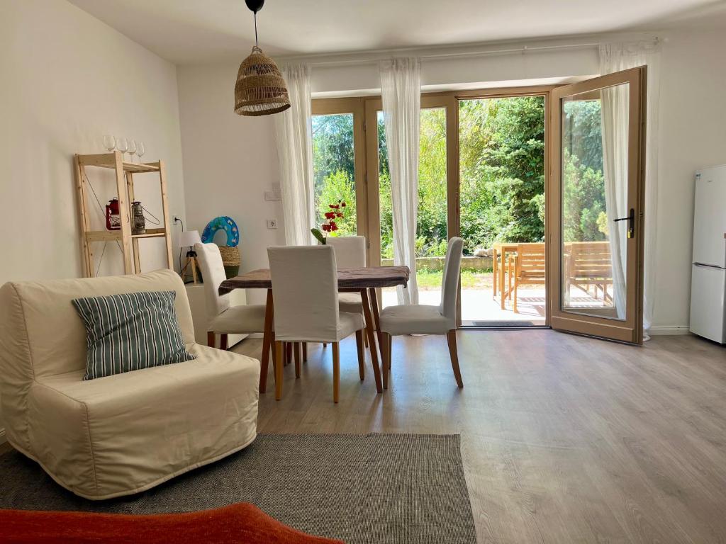 Et opholdsområde på Vadrózsa kertkapcsolatos apartman