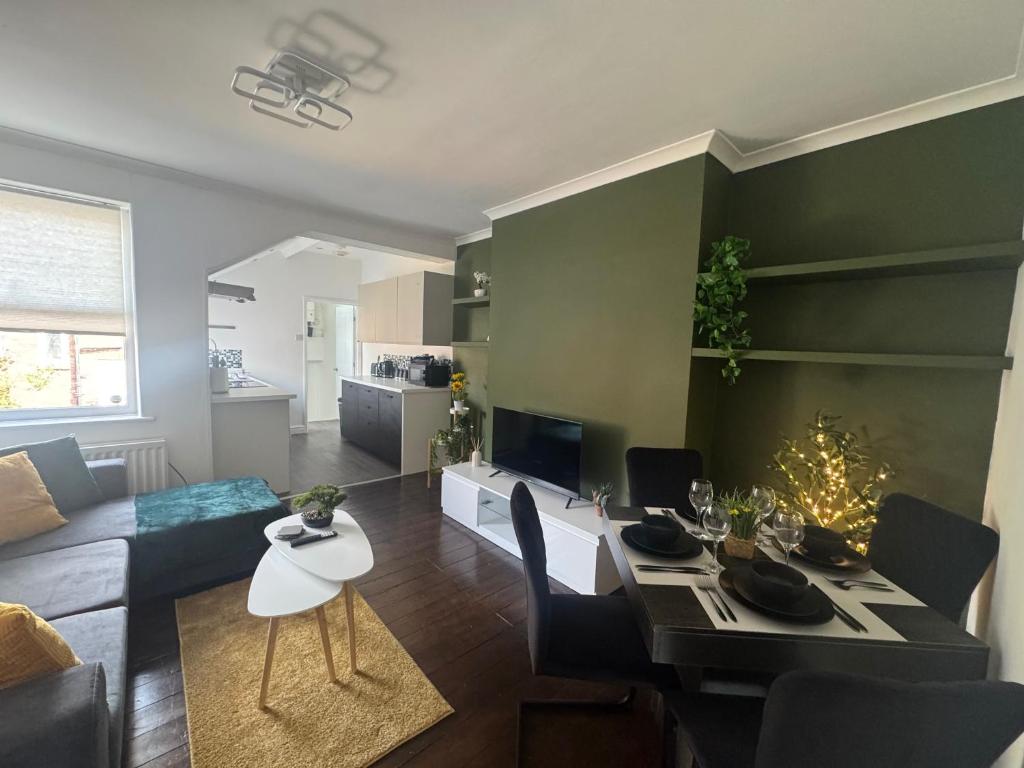 Kuchyň nebo kuchyňský kout v ubytování Cosy 3 Bedroom Apartment in Newcastle