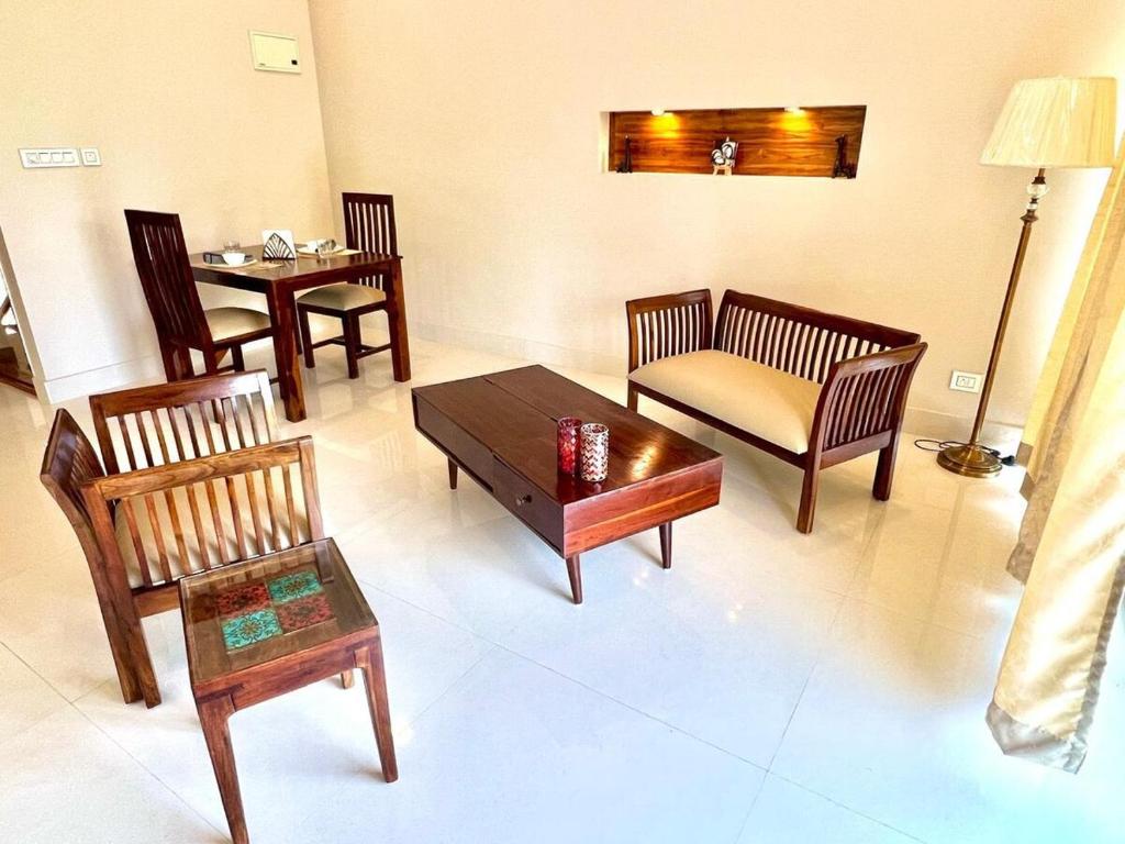 Posezení v ubytování Bougainvillea Suites 1 - 2 BHK Apartment