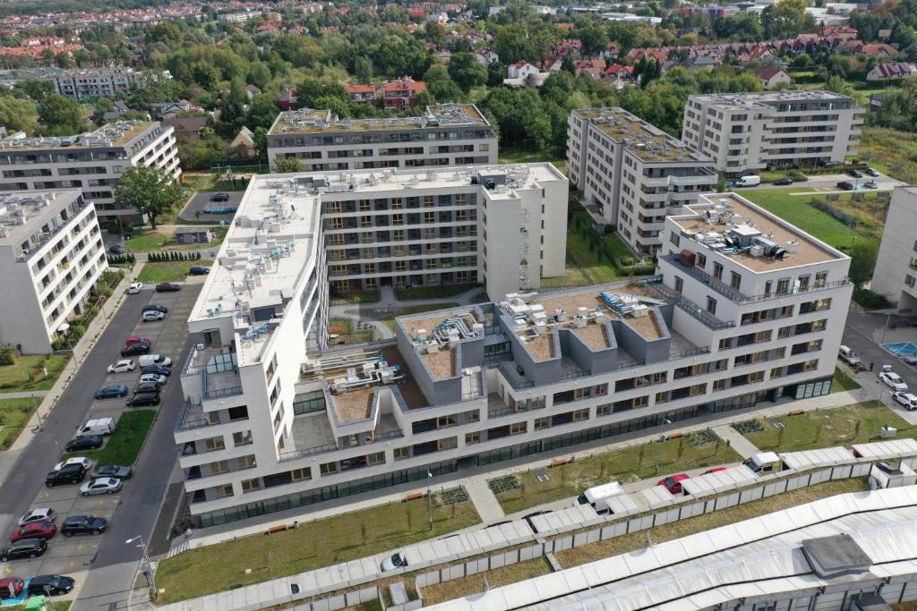 una vista aérea de un gran edificio blanco en Piltza House, en Cracovia