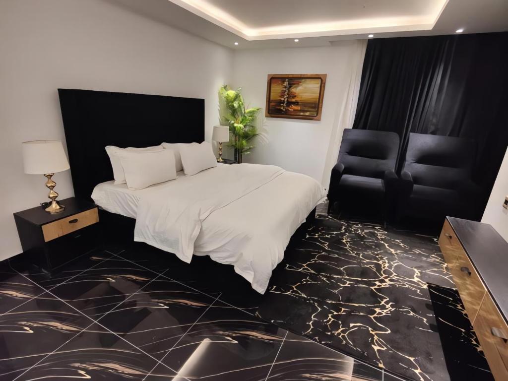 Ένα ή περισσότερα κρεβάτια σε δωμάτιο στο GoldCrest Mall Luxury Apartments with Balcony In DHA Lahore