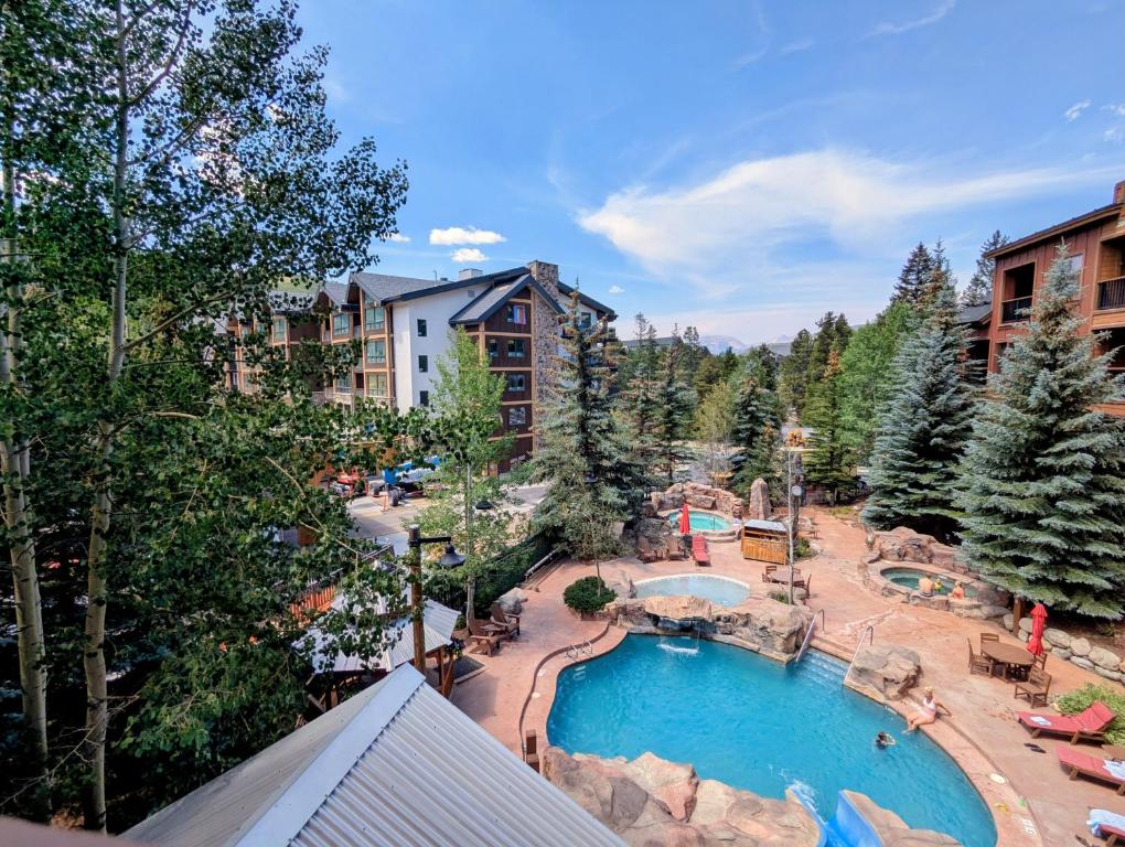 Πισίνα στο ή κοντά στο Springs 8870 by SummitCove Lodging