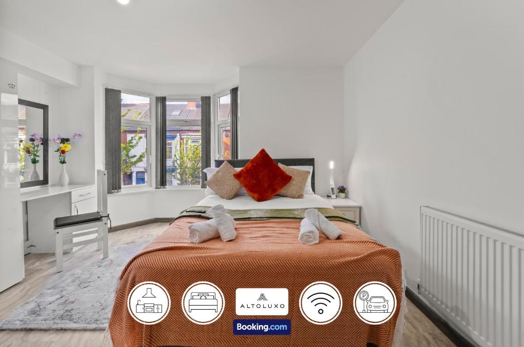 Ένα ή περισσότερα κρεβάτια σε δωμάτιο στο Stadium Suite Central 7 Bed Luxury Guest House By AltoLuxo Short Lets Serviced Accommodation With Free Wifi & Parking