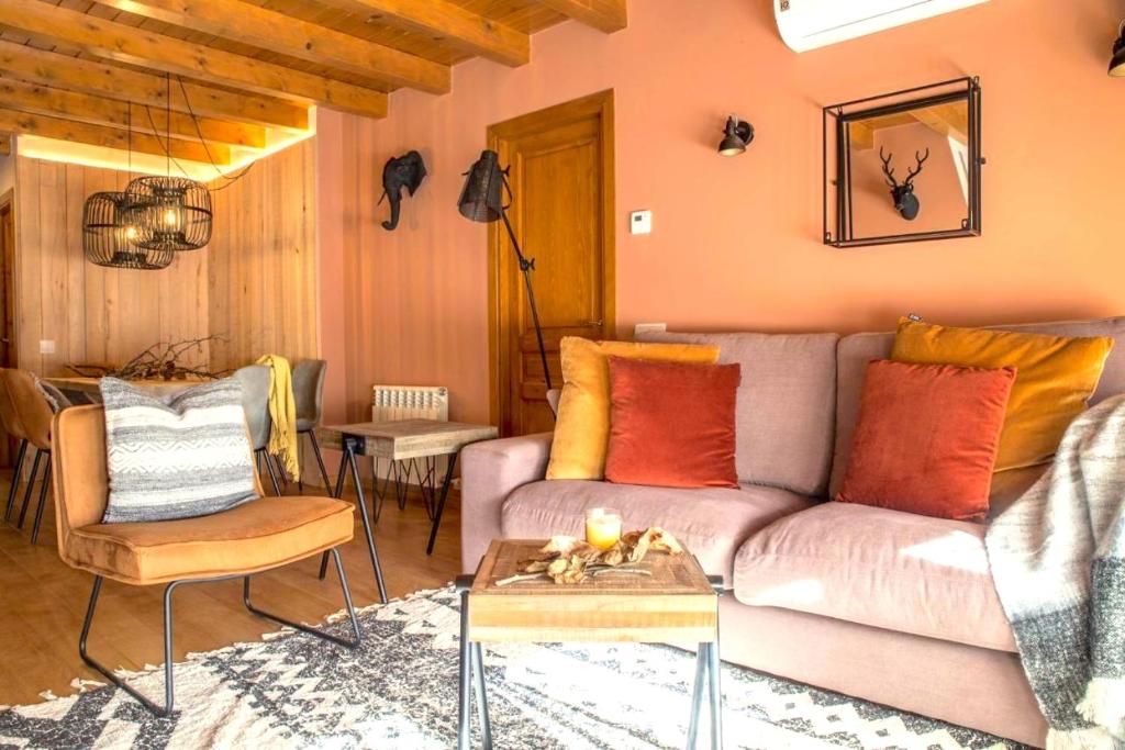 un soggiorno con un divano e un tavolo di Apartament familiar de luxe i balcó amb vistes by RURAL D'ÀNEU a València d'Àneu