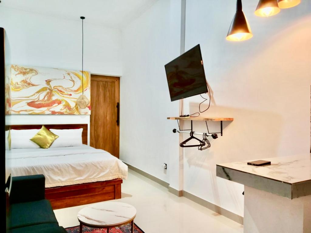 Ένα ή περισσότερα κρεβάτια σε δωμάτιο στο South Island Bali -Near Uluwatu