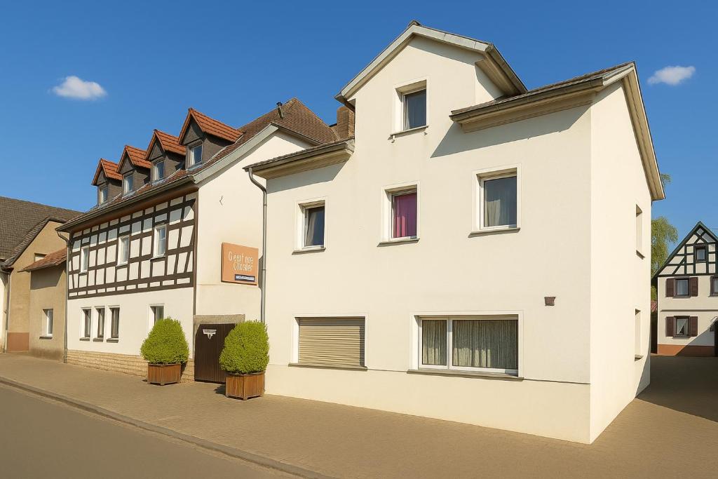 a rendering of a white building on a street at Stilvolle, gemütliche und haustierfreundliche Wohnung in Hackenheim