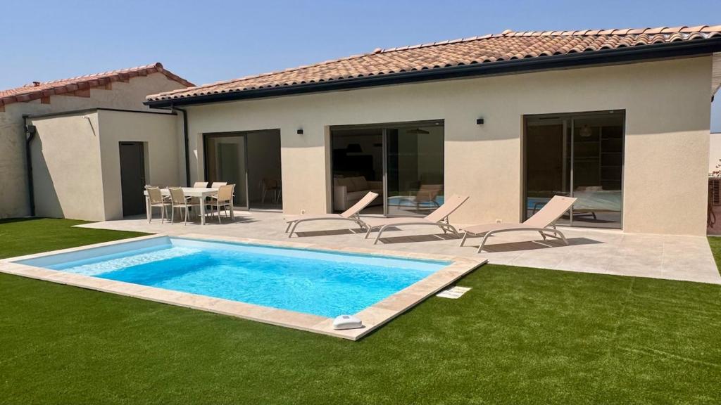 a swimming pool in the yard of a house at Villa neuve avec piscine in Allan