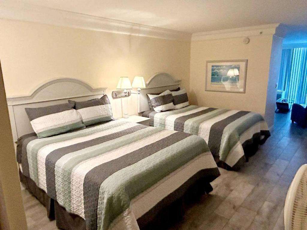 Postel nebo postele na pokoji v ubytování Daytona Beach Resort 1 bdrm family condo w/kitchen