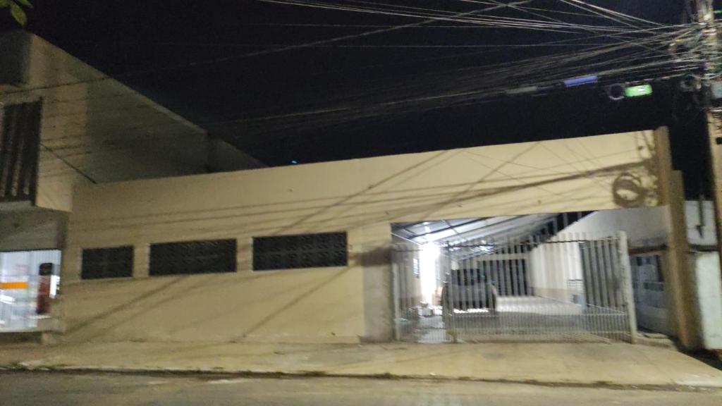 un edificio con un muro di cemento in un parcheggio di Residencial Franco Casa 01 a Primavera do Leste