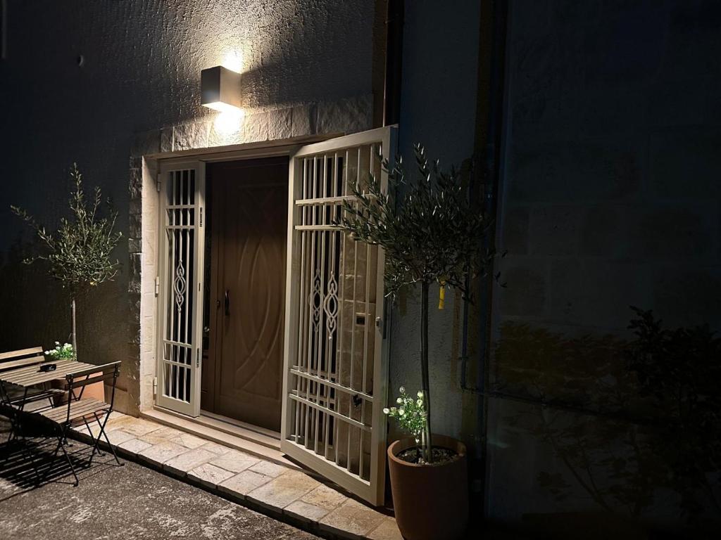 a front door of a house with a potted plant at Rifugio del Tesoro in Cisternino