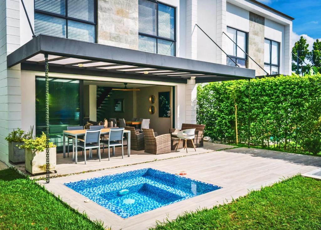 a backyard with a swimming pool and a house at Maison Eden in Armenia