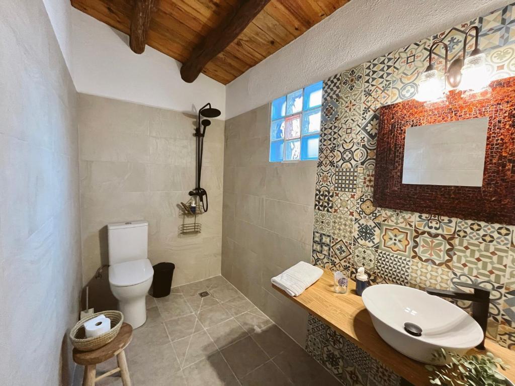 a bathroom with a toilet and a sink at La Antigua Estación - Río Mundo Agramón in Agramón