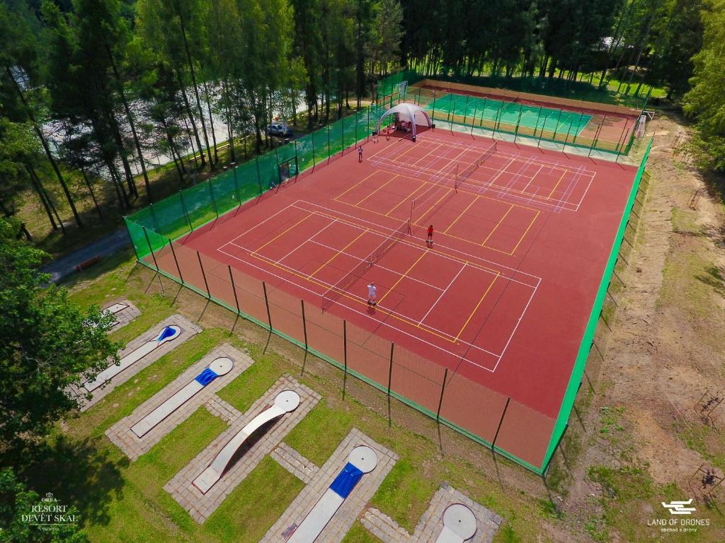 Tenis a/nebo squash v ubytování OREA Resort Devět Skal Vysočina nebo okolí