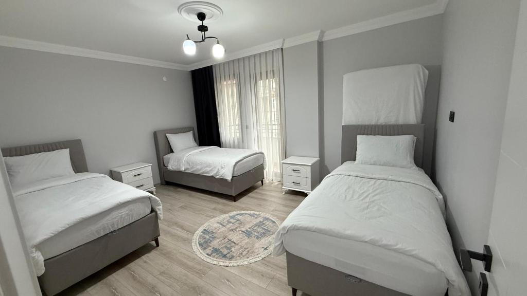 Ένα ή περισσότερα κρεβάτια σε δωμάτιο στο Sağlam Apart Otel