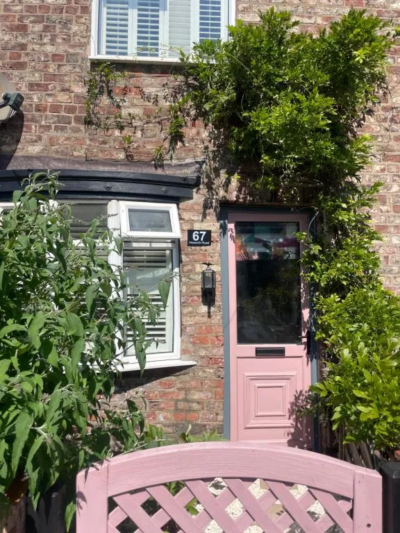 Quirky little end of terrace