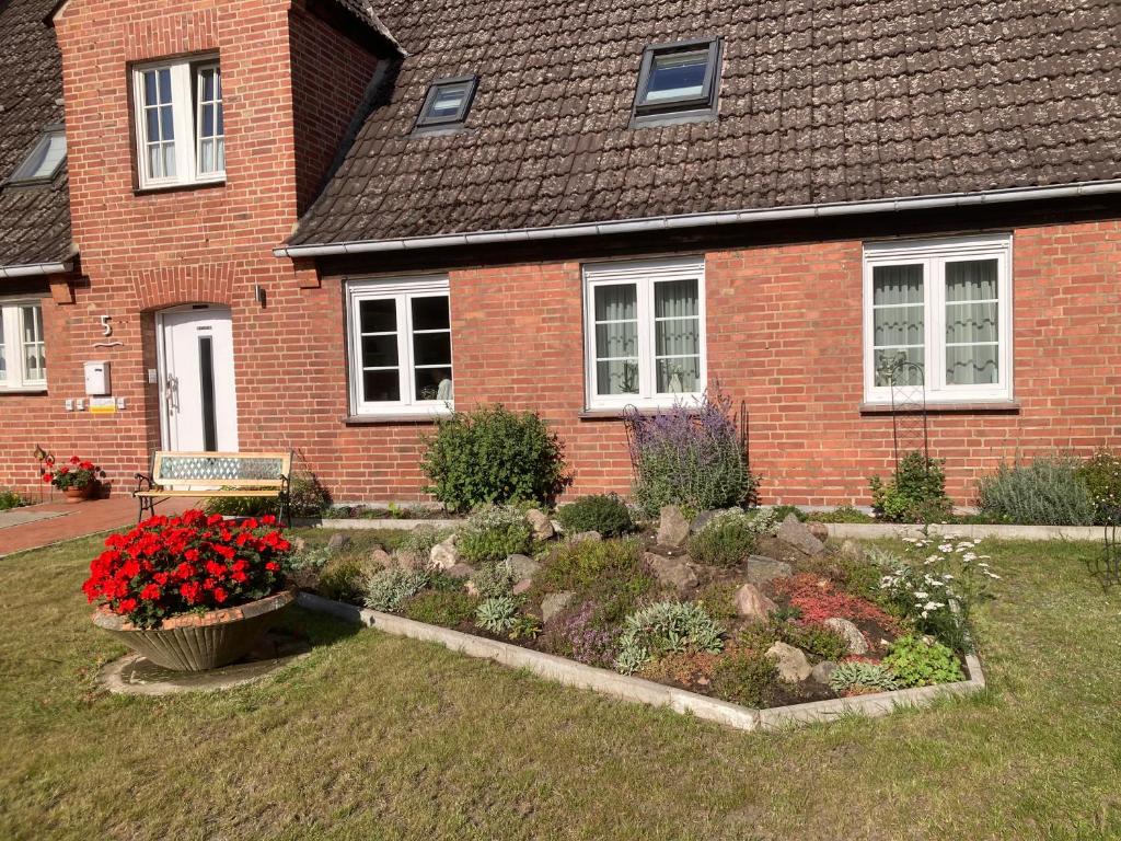 a house with a garden of flowers in front of it at Inselstadt in Malchow