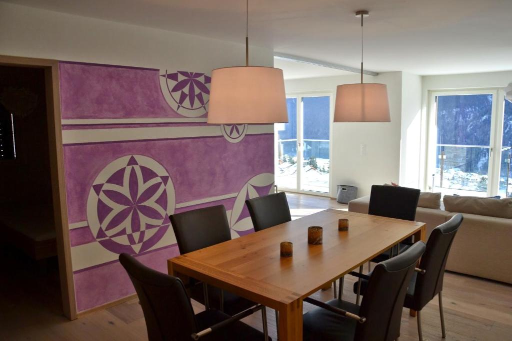 Panorama Lodge في سكول: غرفة طعام مع طاولة وكراسي خشبية