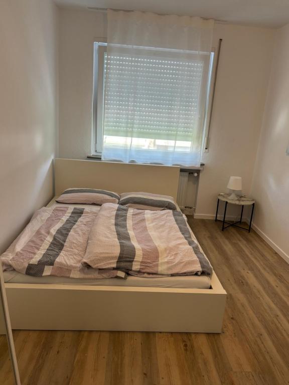 a bed in a room with a window at Privatzimmer im Reihenhaus nähe Flughafen Hannover Langenhagen in Hannover