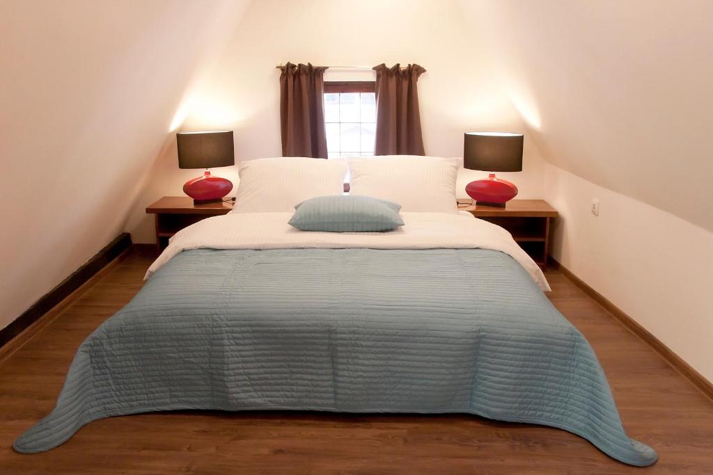 sypialnia z dużym łóżkiem i dwiema lampami w obiekcie Apartamenty Hotelu Pod Orłem w Toruniu