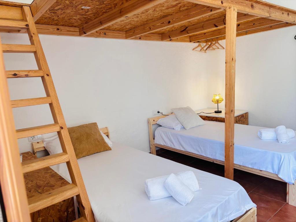 une chambre avec deux lits superposés et une échelle dans l'établissement Casa estilo masía en el corazón de Cataluña, à Avinyó