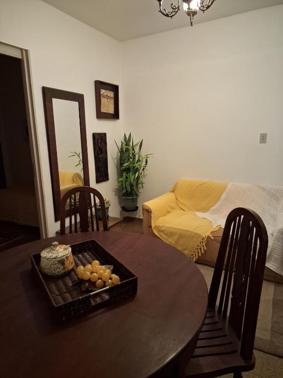a living room with a table with a tray of food at Apto Fofo com Natureza em Serra Negra in Serra Negra