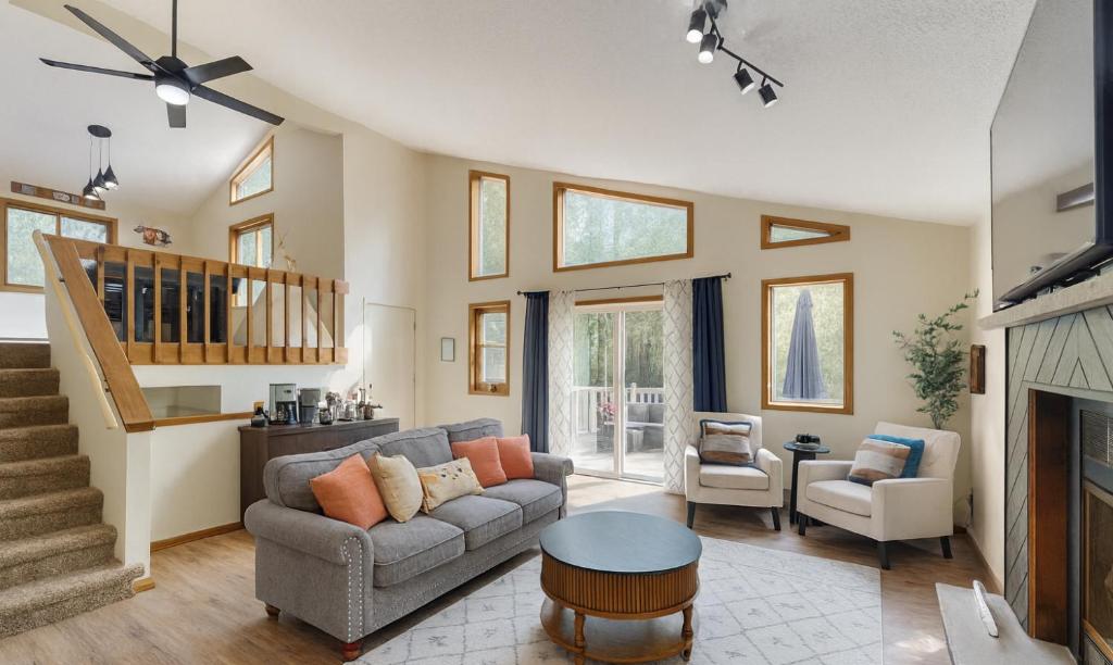 Ruang duduk di Poconos Hideaway - Woods & Wildlife