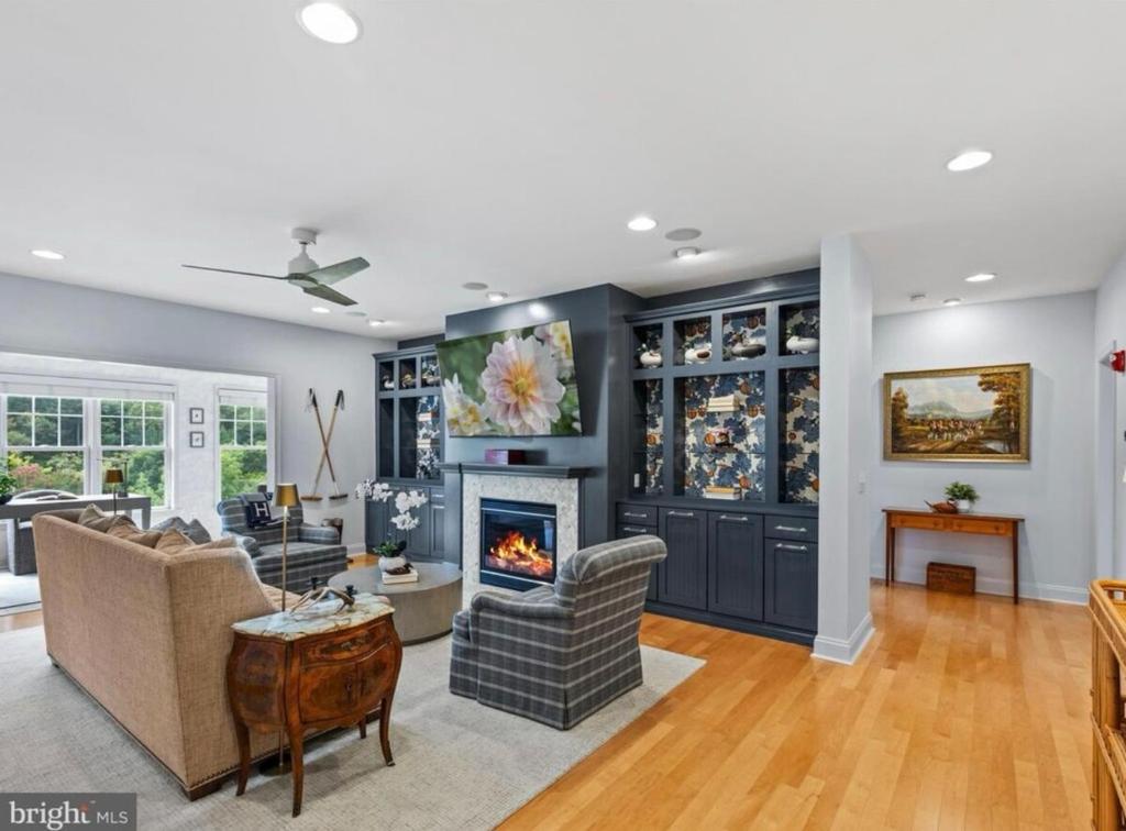 米尔斯伯勒Fabulous on the Fairway!的带壁炉和沙发的客厅