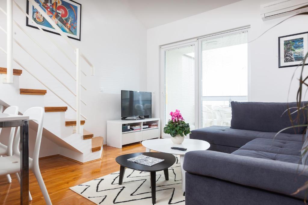 Televízia a/alebo spoločenská miestnosť v ubytovaní New Gallery Apartment with Beautiful View
