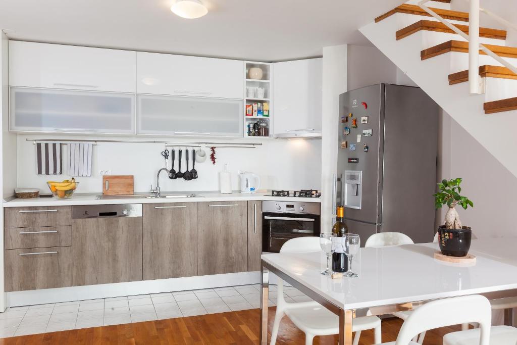 Kuchyňa alebo kuchynka v ubytovaní New Gallery Apartment with Beautiful View