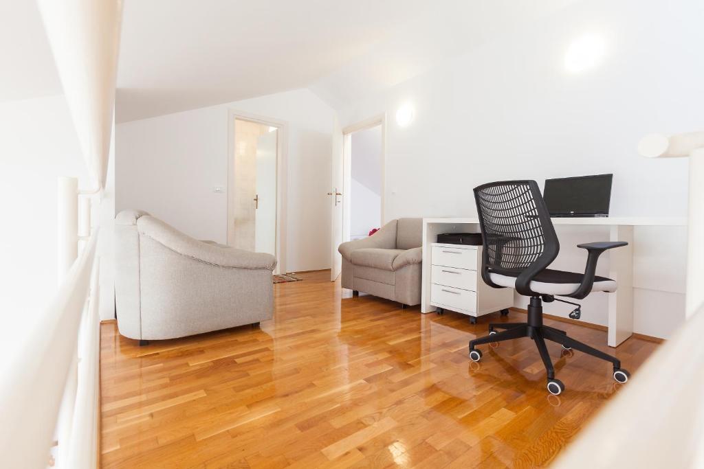 Posedenie v ubytovaní New Gallery Apartment with Beautiful View