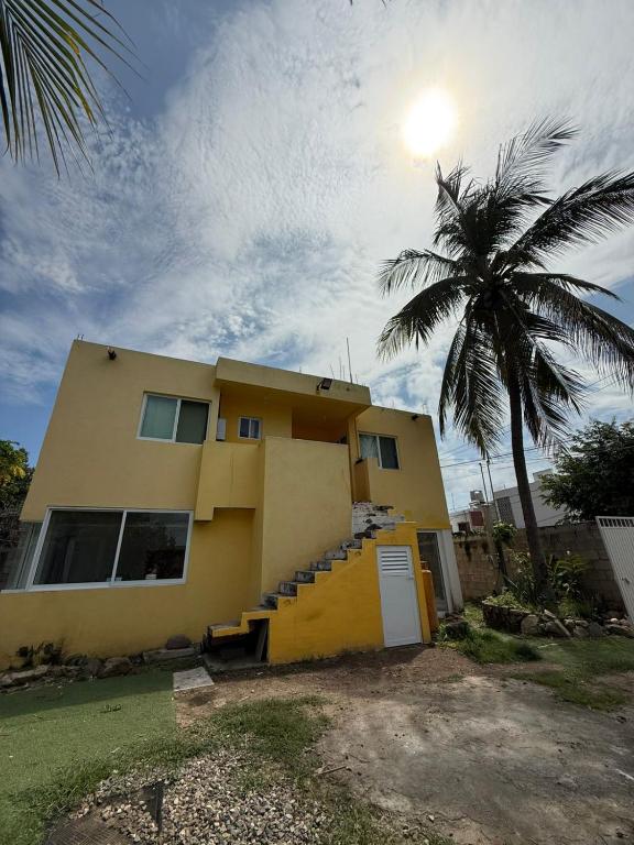 ein gelbes Haus mit einer Palme davor in der Unterkunft Casa Palms in San Francisco
