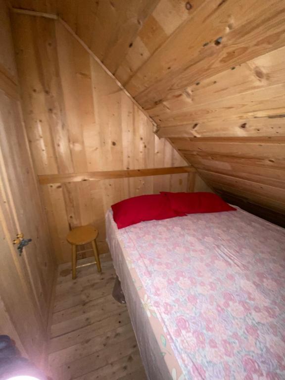 Ένα ή περισσότερα κρεβάτια σε δωμάτιο στο Red Chalet