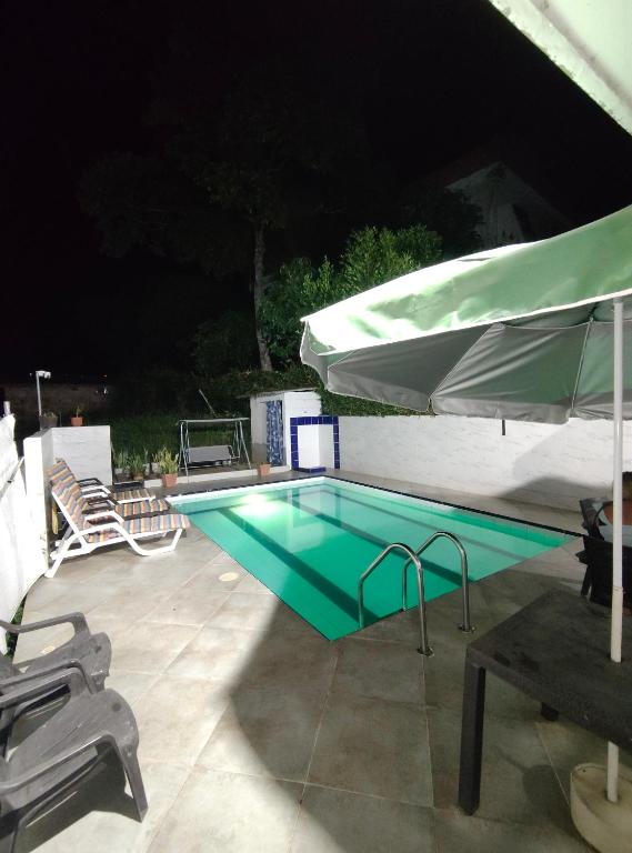 Bazén v ubytování Casa con pisina de 3 habitaciones en Andes 15 mtos jardín nebo v jeho okolí