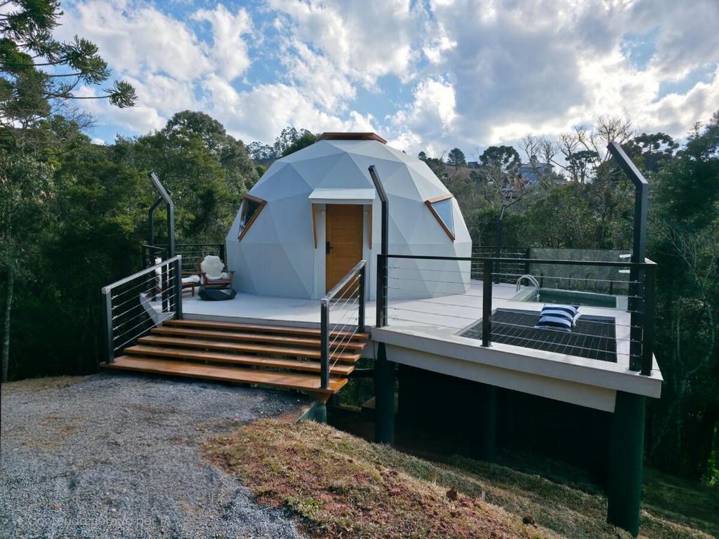 a dome tent on the deck of a house at Refúgio Kuri'y Campos do Jordão in Campos do Jordão