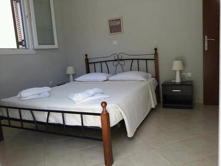 A bed or beds in a room at Votsalo Pool Apts
