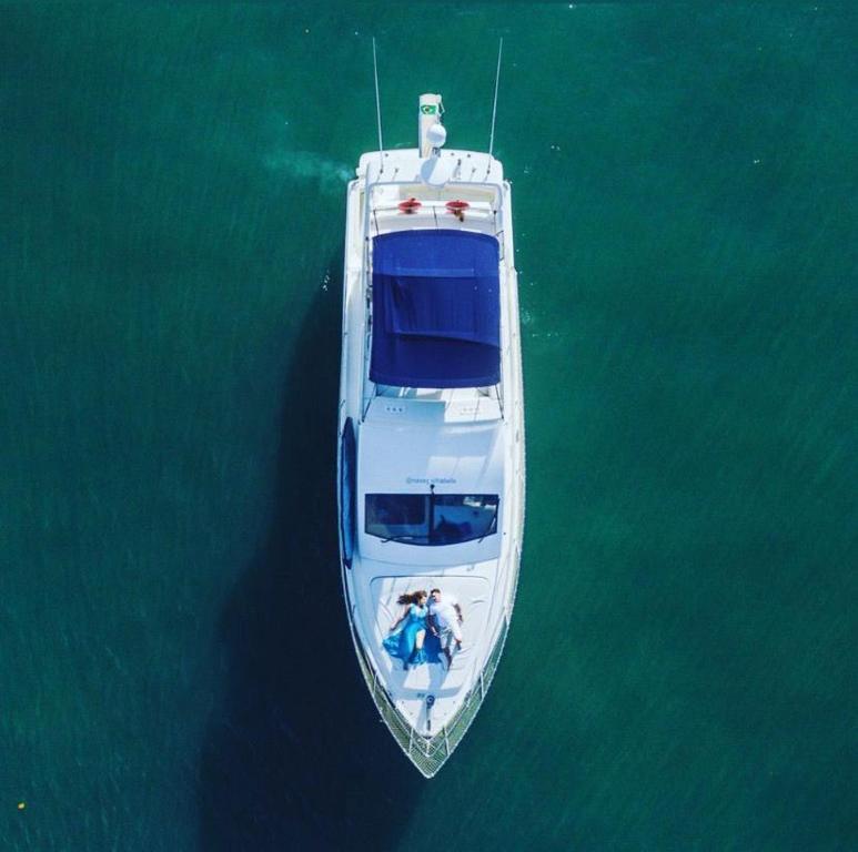 a white boat in the middle of the water at Iate de luxo Intermarine 44 pés in Ilhabela