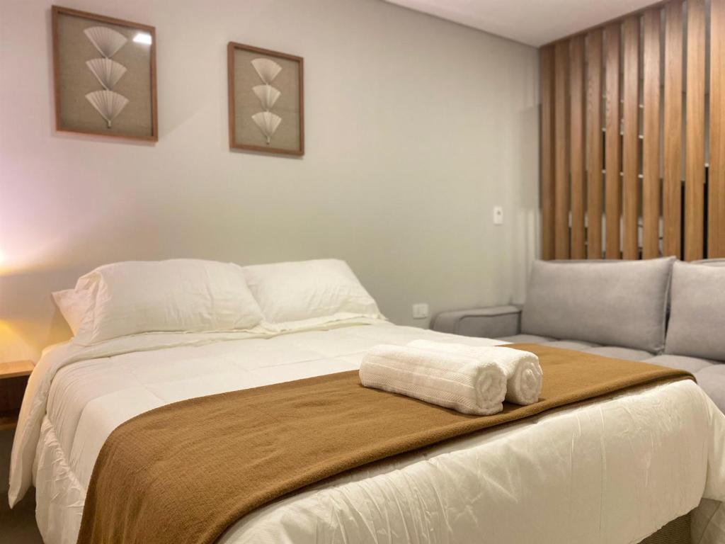a bedroom with a bed with a towel on it at Bello y confortable Apartamento con Parking in Encarnación