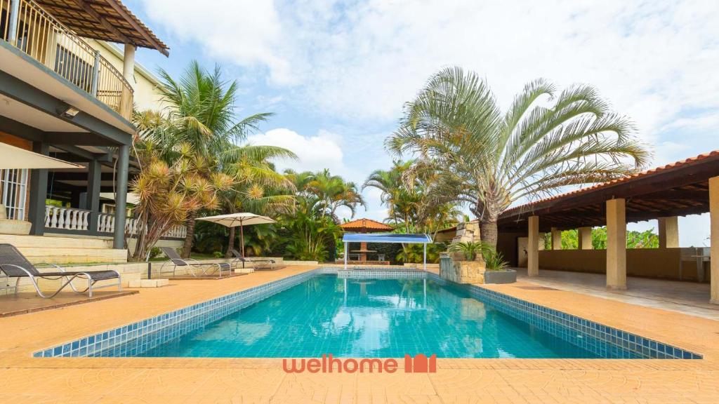 ein Swimmingpool in einem Resort mit Palmen in der Unterkunft Casa ampla em Mairinque com lazer completo in Mairinque