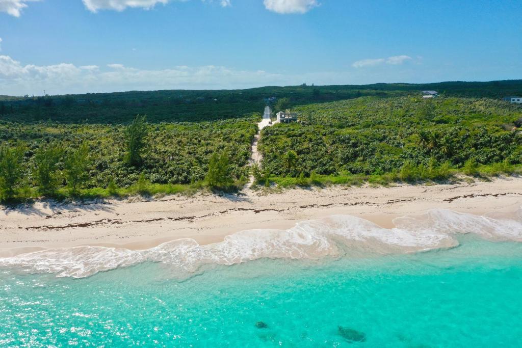 eine Luftansicht auf einen Strand mit dem Meer in der Unterkunft Simple Life Cottage cottage in Governors Harbour