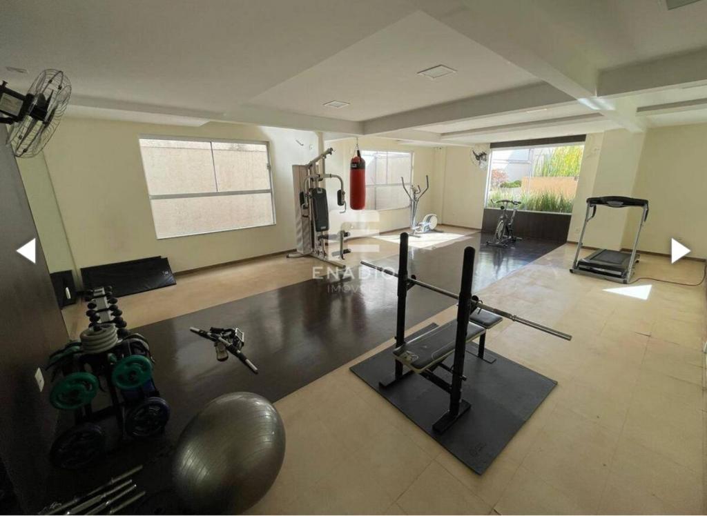 een woonkamer met een fitnessruimte met een loopband bij Apartamento no Centro em Poços de Caldas in Poços de Caldas