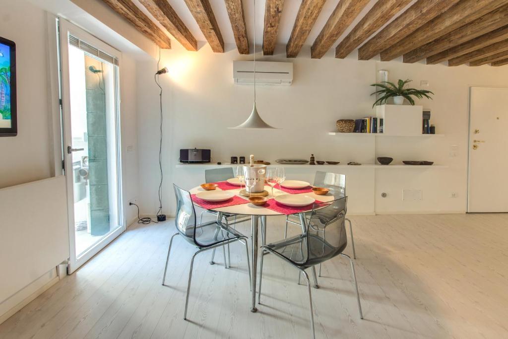 Televízia a/alebo spoločenská miestnosť v ubytovaní Ve.N.I.Ce. Cera Casa Del Giglio