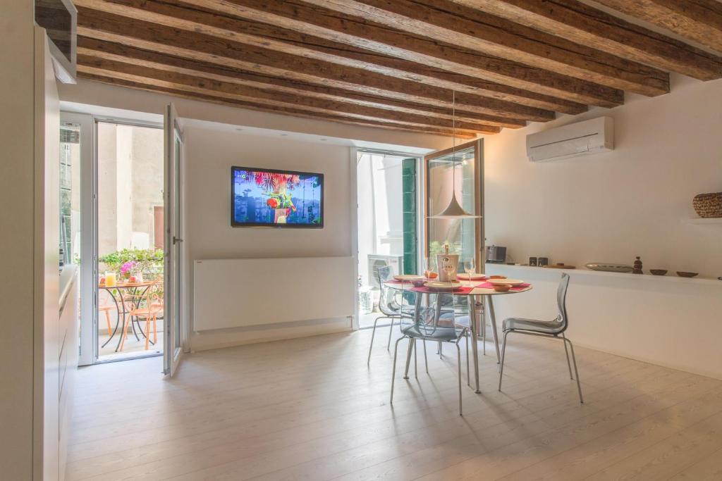 Televízia a/alebo spoločenská miestnosť v ubytovaní Ve.N.I.Ce. Cera Casa Del Giglio