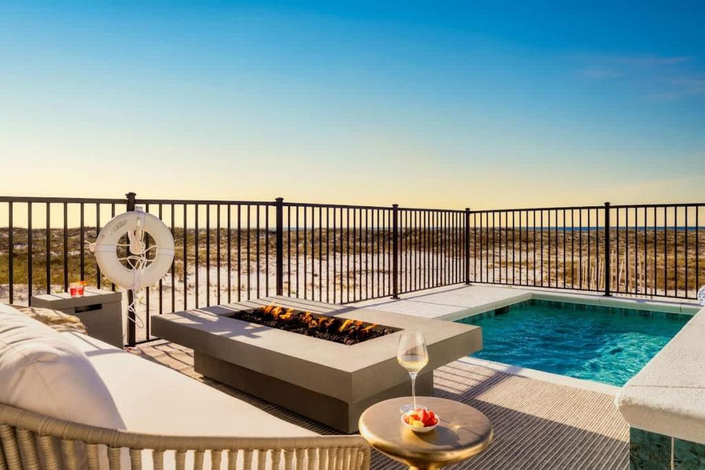 Πισίνα στο ή κοντά στο Elysian - Beachfront Paradise with Luxury Amenities