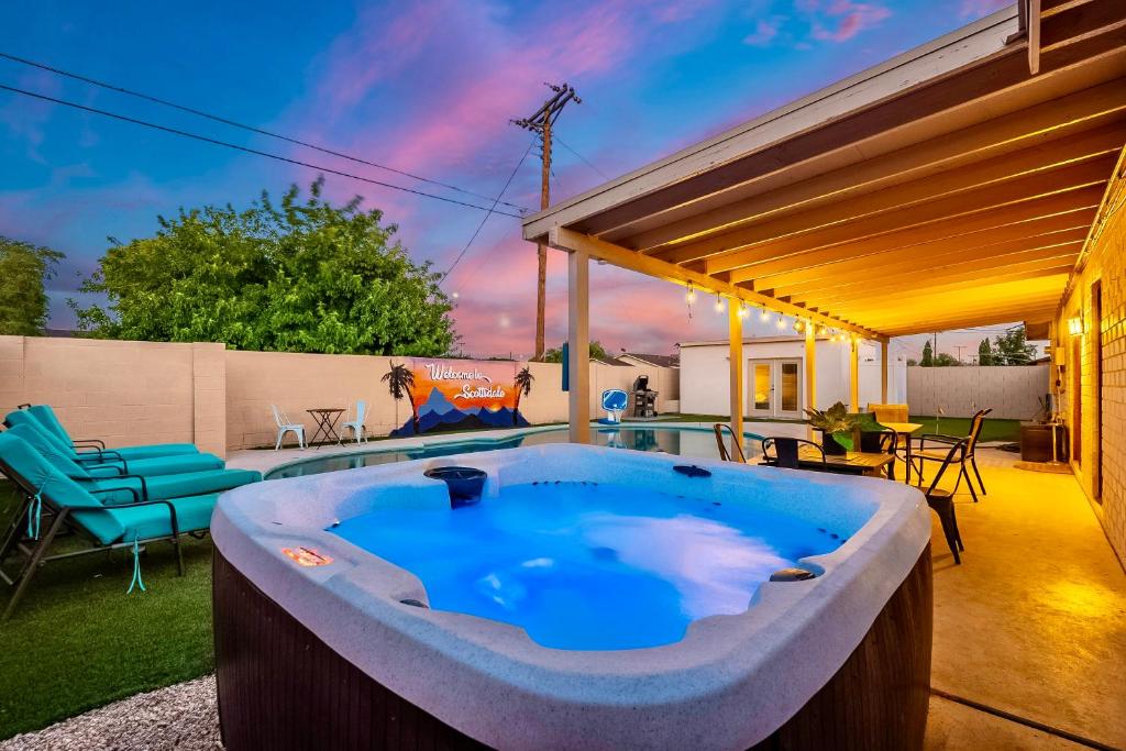 Πισίνα στο ή κοντά στο Scottsdale 5 Bedroom Vacation Home with Pool, Hot Tub, and Mini Golf Near Old Town Entertainment and Dining! Great for Families! Near Airport