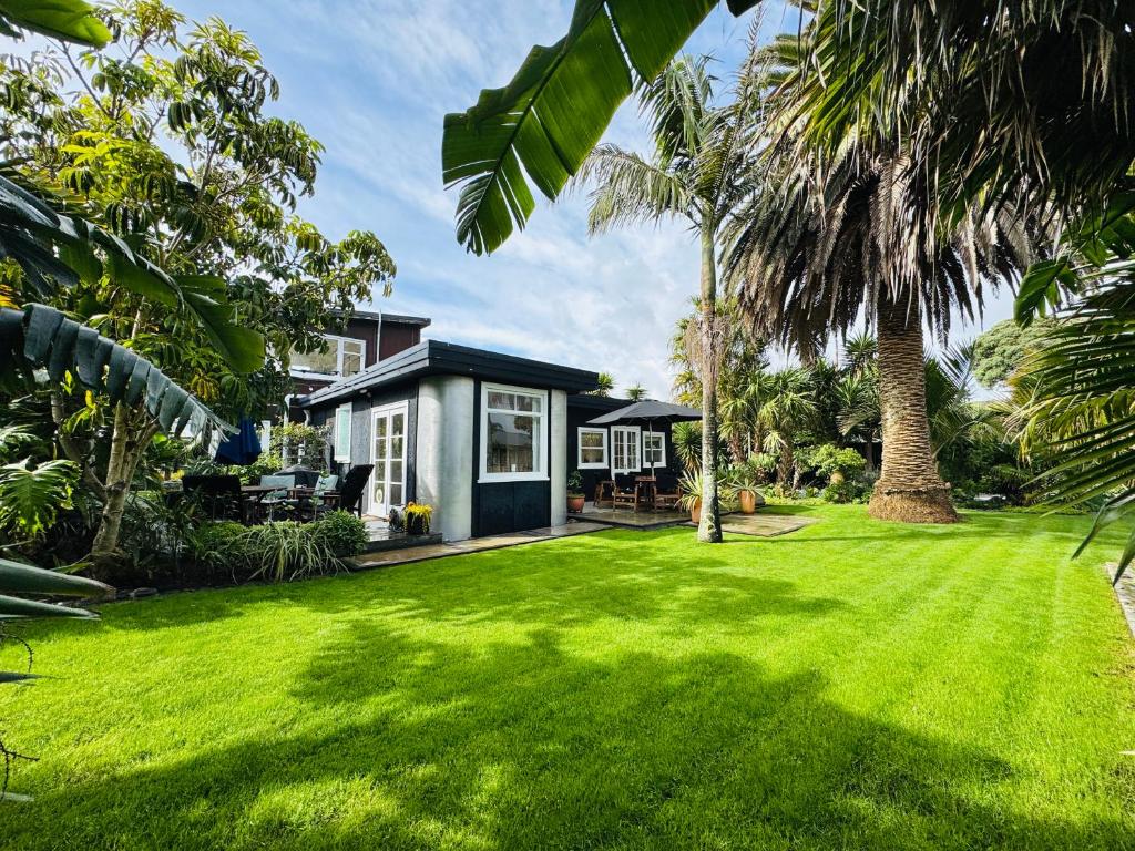 Κήπος έξω από το Waikanae Olde Beach Palm Cottage 2 min to Beach