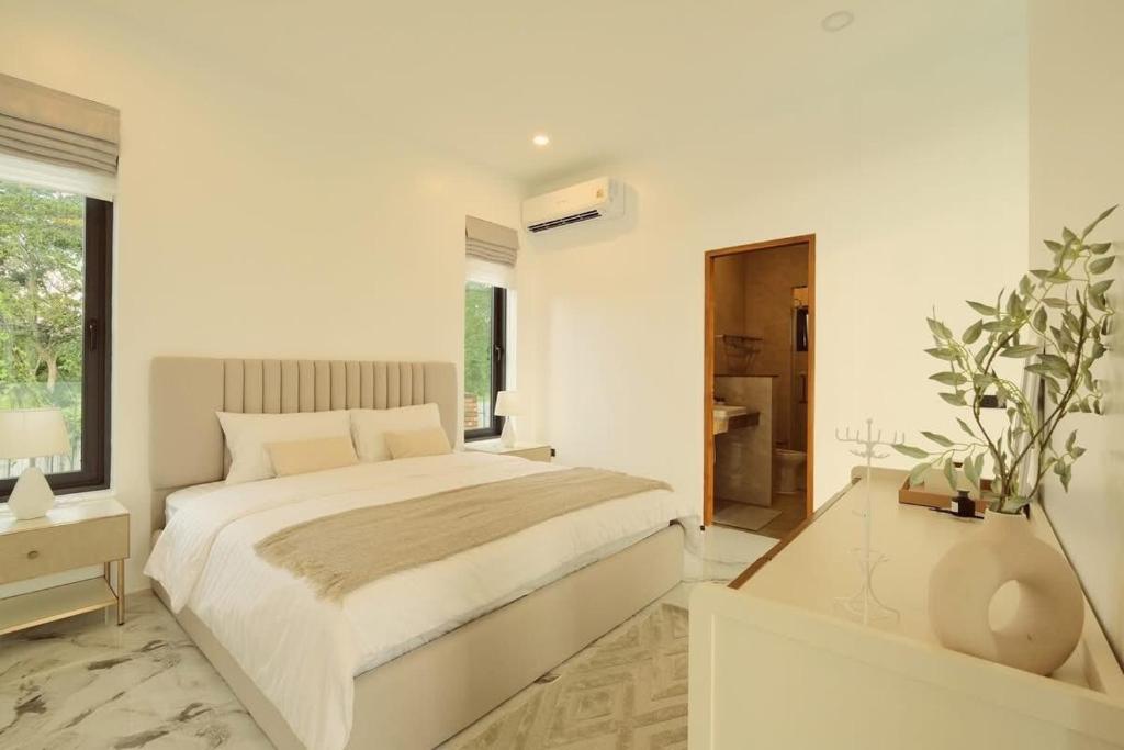 En eller flere senge i et værelse på Green Valley Golf Club Villa 66