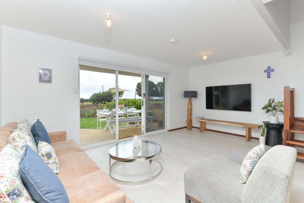 TV a/nebo společenská místnost v ubytování Sea Forever Beach House