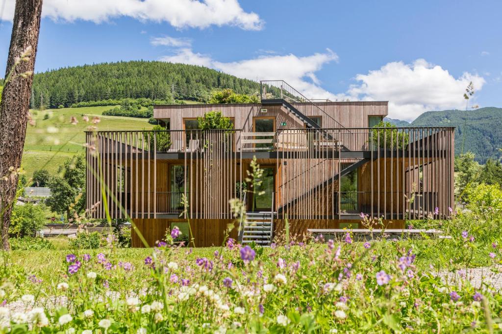 a house in the mountains with a garden at Steindl's Boutique Hotel in Vipiteno