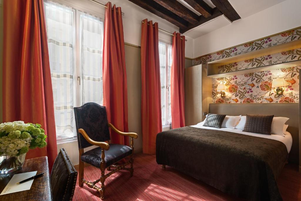 Giường trong phòng chung tại Hôtel Saint-Paul Rive-Gauche
