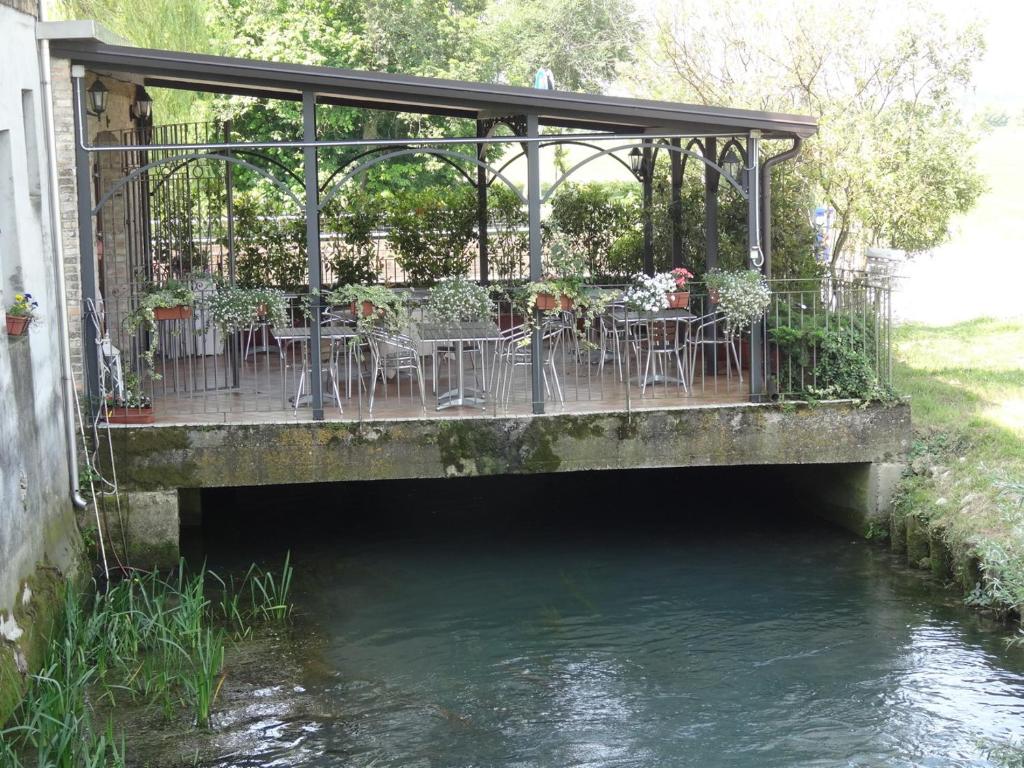 View of a river running close to a vendégházakat